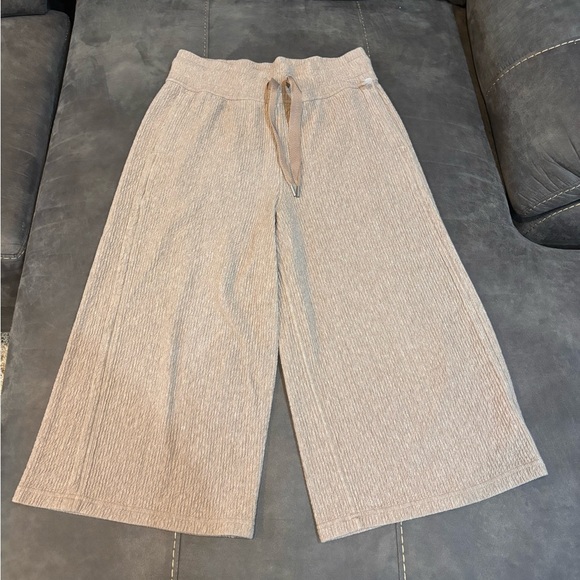 Lululemon Retreat Yourself Crop Heathered Soft Sand Size 6 - Picture 4 of 11